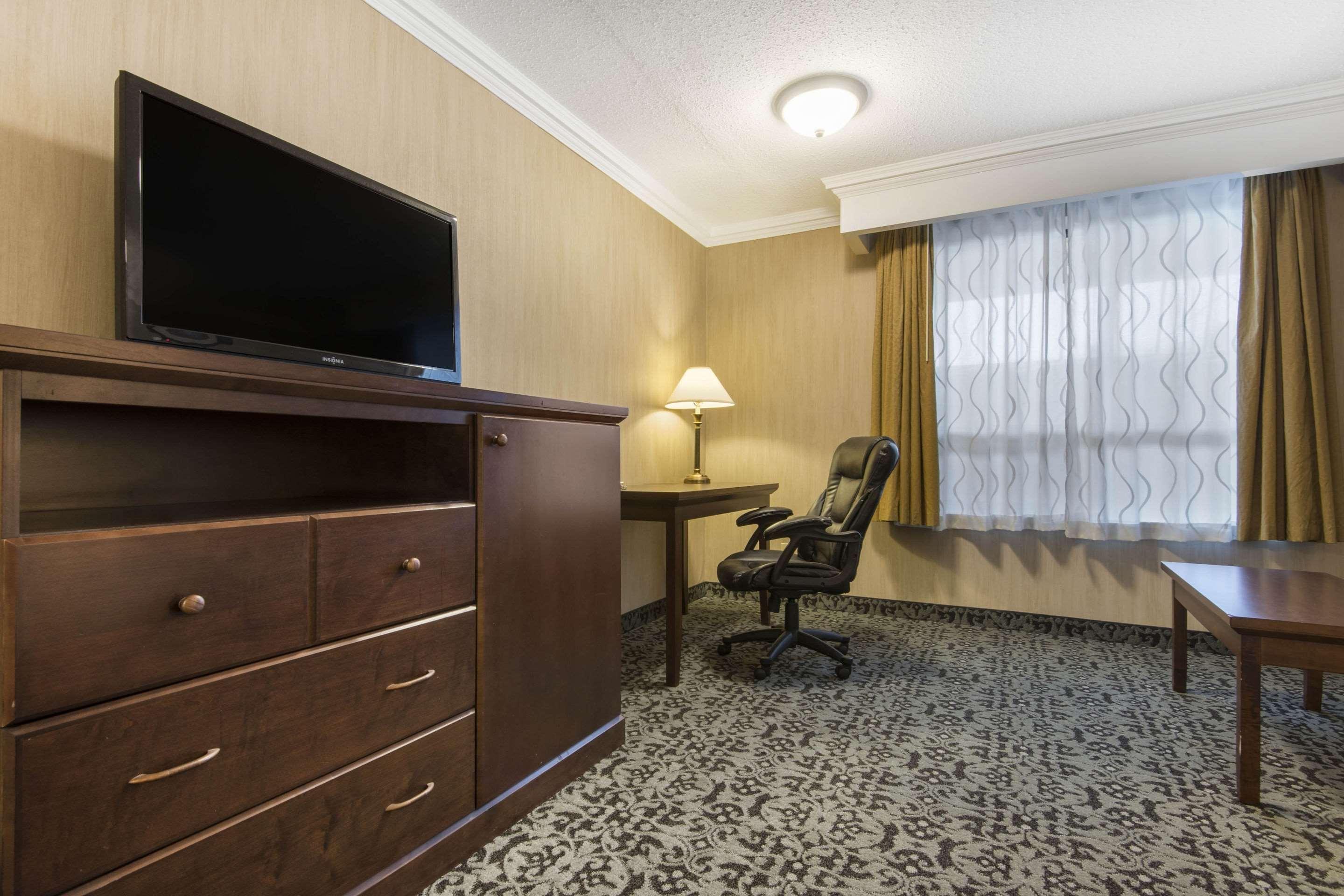 Quality Inn & Conference Centre Мидланд Екстериор снимка