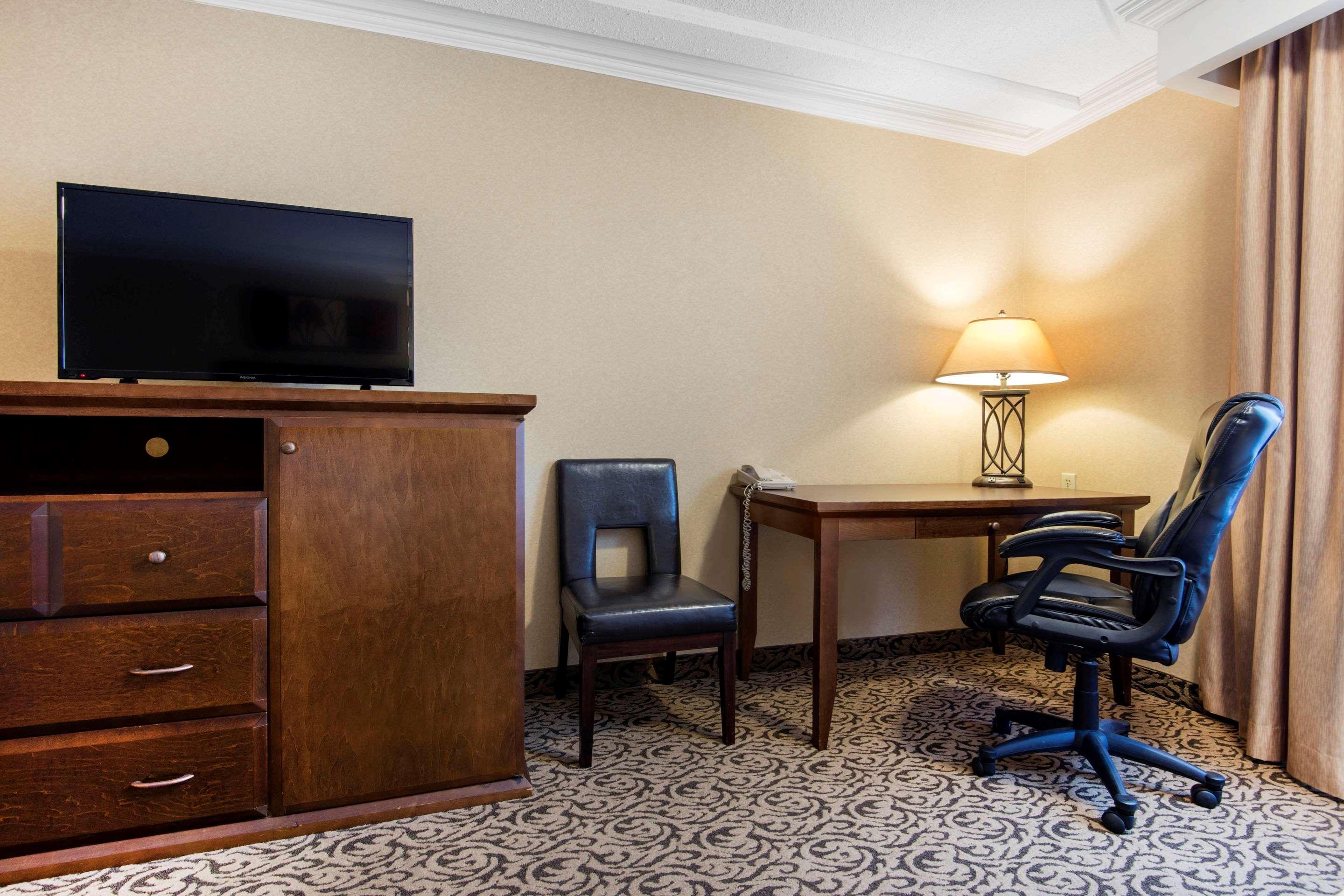 Quality Inn & Conference Centre Мидланд Екстериор снимка