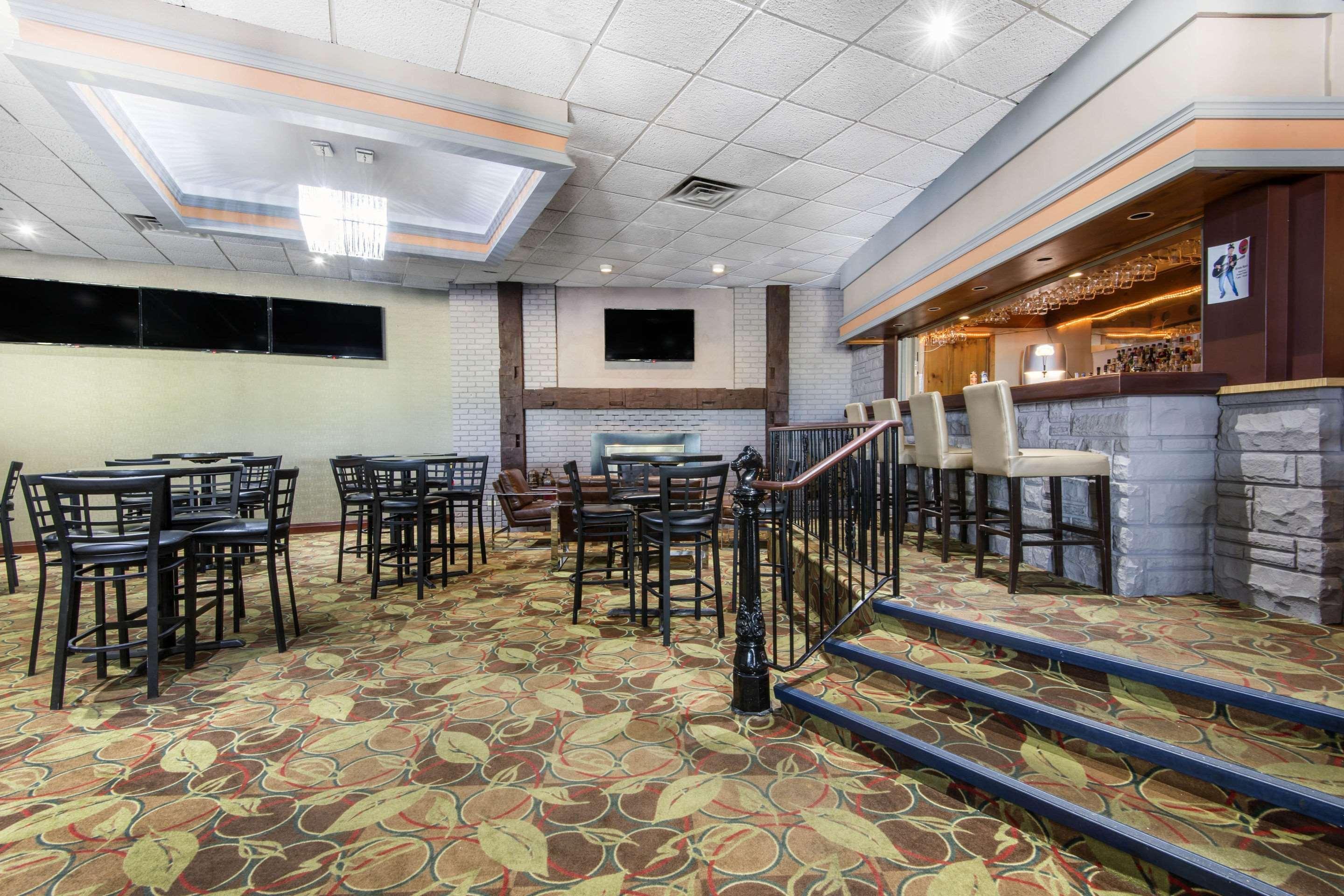 Quality Inn & Conference Centre Мидланд Екстериор снимка