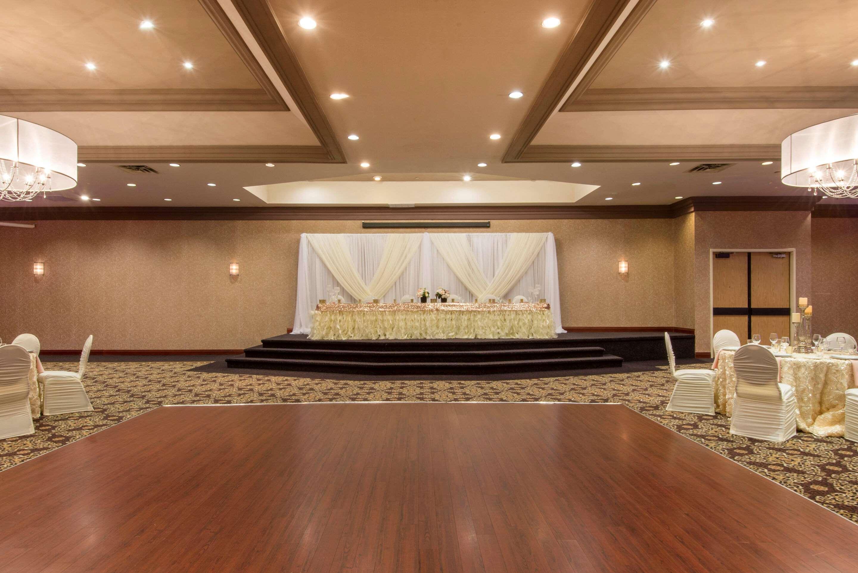 Quality Inn & Conference Centre Мидланд Екстериор снимка