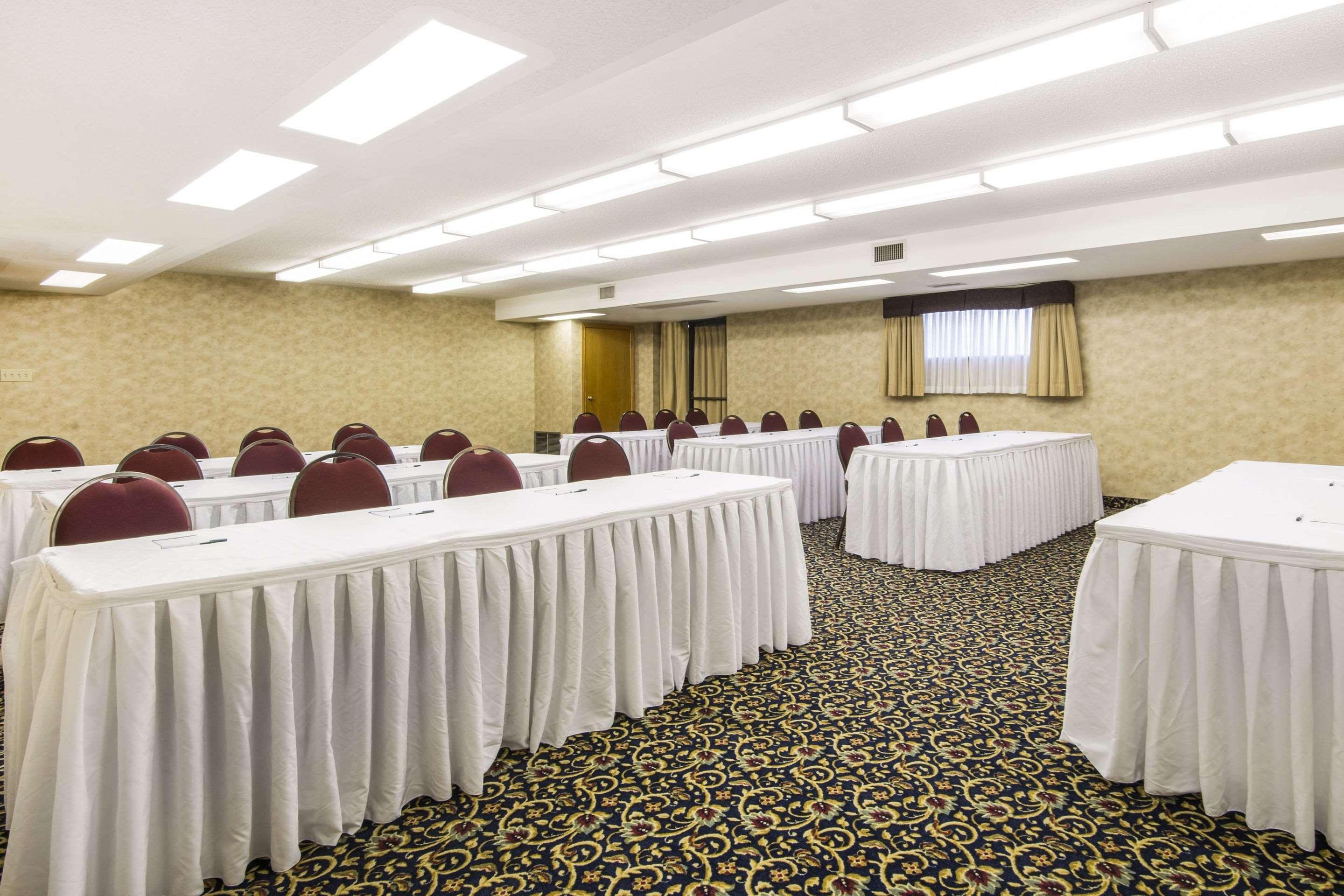 Quality Inn & Conference Centre Мидланд Екстериор снимка