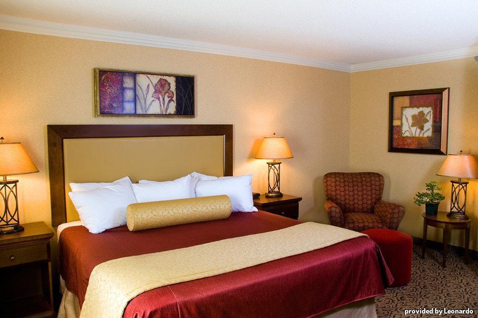 Quality Inn & Conference Centre Мидланд Стая снимка