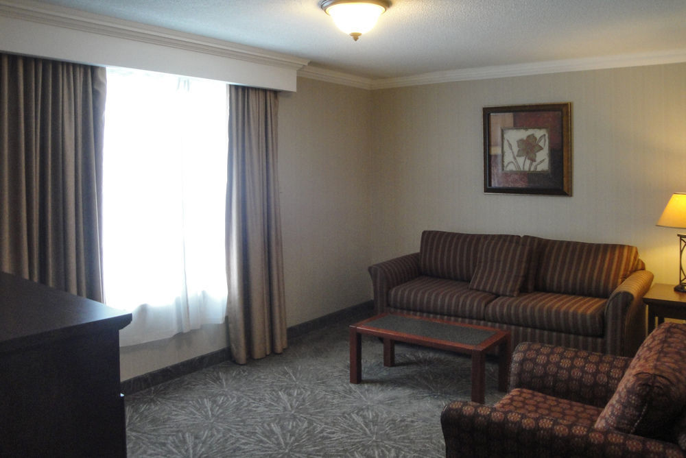 Quality Inn & Conference Centre Мидланд Екстериор снимка